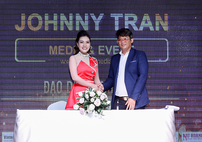 Trưởng BTC nhà báo Đặng Gia BenA ký kết cùng Đạo diễn Johnny Tran